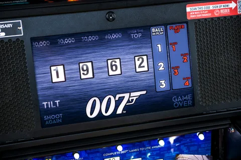 James Bond 007 (60th LE) image 11