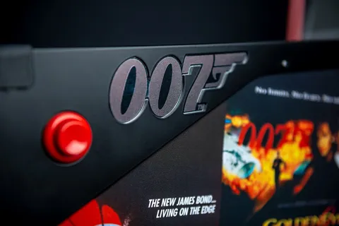James Bond 007 (60th LE) image 8